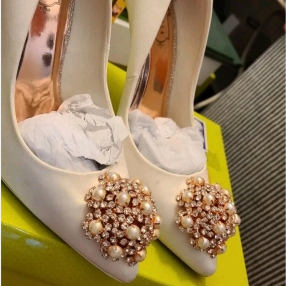 Ted baker brydie brooch courts ivory heels